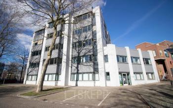 Moderne kantoorruimte huren op Prins Willem-Alexanderlaan 401, een stevig kantoorpand in Apeldoorn met meerdere verdiepingen en een strakke gevel.