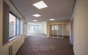 Lichte kantoorruimte met grote ramen en systeemplafond op Prins Willem-Alexanderlaan 401 in Apeldoorn, ideaal voor kantoorpand verhuur.