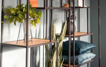 Een modern kantoorpand op Prins Willem-Alexanderlaan 401 in Apeldoorn, met stijlvolle open stalen rekken en planten, klaar voor kantoorruimte huren.