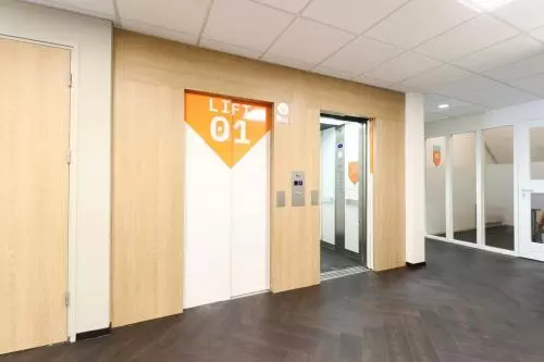 Lift en toegangsgedeelte in het kantoorpand op Prins Willem-Alexanderlaan 401 in Apeldoorn, geschikt voor kantoorruimte huren.