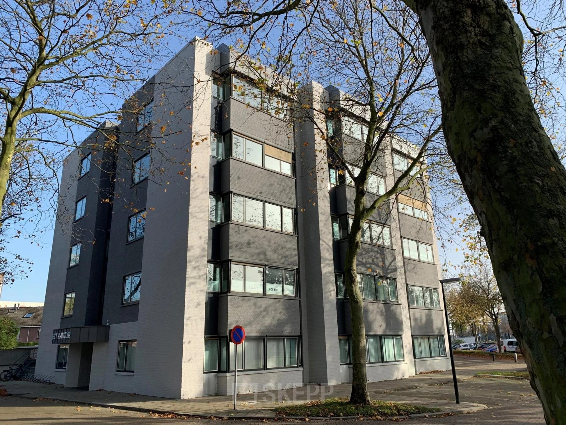 Kantoorpand op Prins Willem-Alexanderlaan 401 in Apeldoorn, te huur voor kantoorruimte, met moderne uitstraling omringd door bomen.