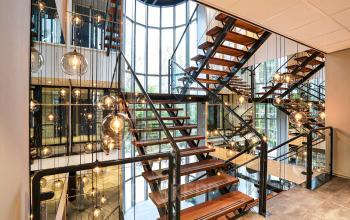 Een indrukwekkende trap in een licht en modern kantoorpand op Landdrostlaan 51 in Apeldoorn, ideaal voor kantoorruimte huren.