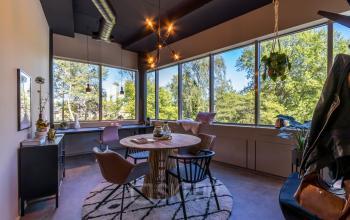 Gezellige kantoorruimte huren op Landdrostlaan 51 in Apeldoorn, voorzien van grote ramen die zorgen voor veel natuurlijk licht en een frisse werkomgeving. Gemeubileerd met een ronde tafel en stoelen.