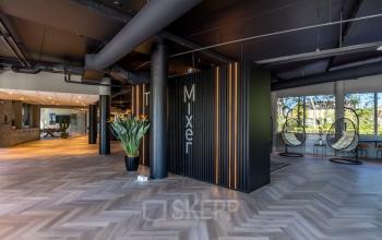 Ruime kantoorruimte op Landdrostlaan 51 in Apeldoorn, met modern interieur en sfeervolle verlichting. Ideaal voor kantoorruimte huren.