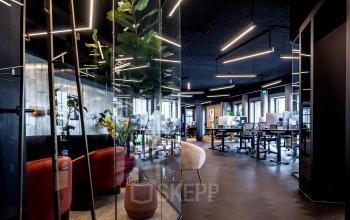 Moderne kantoorpand op Lange Amerikaweg 55-61 in Apeldoorn met gemeubileerd interieur en open werkplekken, ideaal voor kantoorruimte huren.