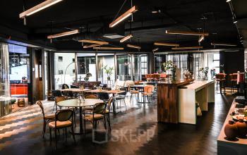 Moderne en goed verlichte kantoorruimte in Apeldoorn aan de Lange Amerikaweg 55-61 met een stijlvolle inrichting en diverse zitplaatsen, perfect om een kantoor te huren.