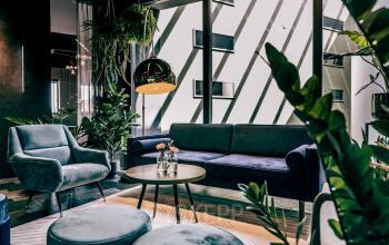 Stijlvolle en moderne kantoorruimte huren met comfortabele zitplekken bij Lange Amerikaweg 55-61 in Apeldoorn. Ruimte is gevuld met planten en aantrekkelijk ingericht voor verhuur.