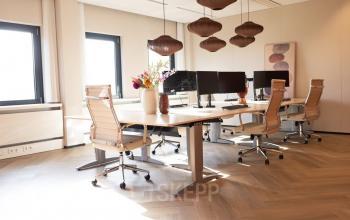 Moderne kantoorruimte huren met stijlvolle werkplekken en grote ramen voor veel natuurlijk licht in Apeldoorn op Schumanpark 9.