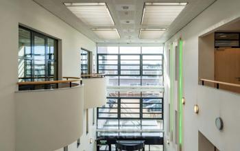 Ruim kantoorpand in Apeldoorn met grote glazen ramen, gelegen op Schumanpark 9, ideaal om kantoorruimte te huren.