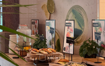 Gezellige pantry in kantoorpand Schumanpark 9 in Apeldoorn met een uitnodigende selectie aan broodjes en gezonde snacks.