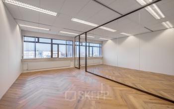 Strakke kantoorruimte te huur op Oude Apeldoornseweg 41-45 in Apeldoorn. Ruime open vloer met glazen wand en grote ramen voor veel daglicht. Ideaal voor kantoren en werkplekken.
