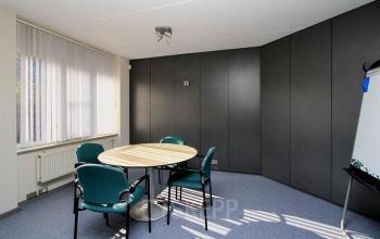 vergaderruimte presentatiemogelijkheden tafel stoelen flipover vloerbedekking ramen uitzicht muren kantoorgebouw apeldoorn