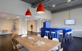 kantoorpand apeldoorn gemeenschappelijke ruimte lunchruimte krukken tafel stoelen
