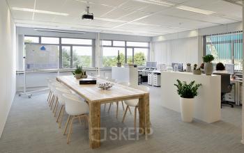 kantoor apeldoorn ingericht meubilair tafel stoelen bureau's raam uitzicht SKEPP
