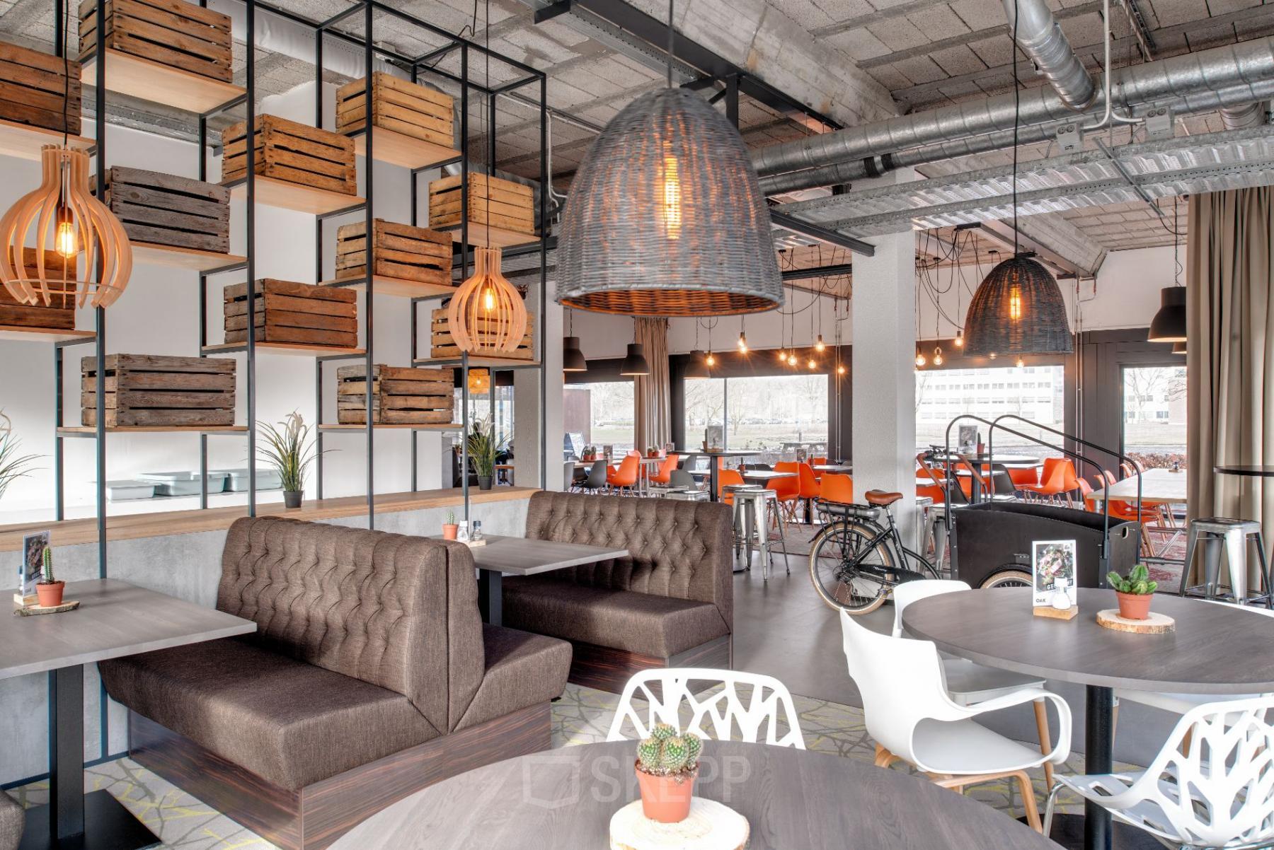 Kantoorruimte huren aan de Oude Apeldoornseweg 41 in Apeldoorn, met moderne meubels en industriële inrichting.