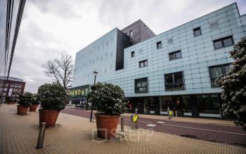Kantoorpand aan de Roggestraat 111, Apeldoorn met moderne gevel en grote plantenbakken voor de entree.