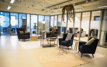 Kantoorruimte Roggestraat 111 in Apeldoorn met moderne meubels en glazen wanden, ideaal om te huren voor zakelijke activiteiten.