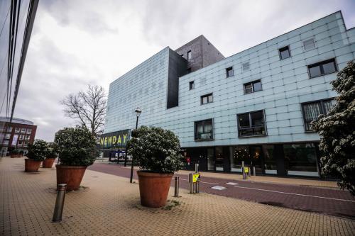 Kantoorpand aan de Roggestraat 111, Apeldoorn met moderne gevel en grote plantenbakken voor de entree.