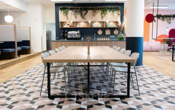 Moderne vergaderruimte binnen kantoorpand aan Jansbuitensingel 30, Arnhem Centrum, met stijlvolle inrichting en vergadertafel.