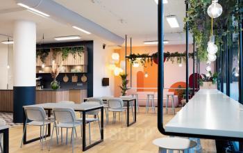 Modern ingerichte kantoorruimte op Jansbuitensingel 30, Arnhem Centrum, met stijlvol meubilair en decoratieve verlichting.