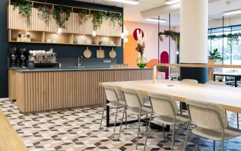Moderne en goed verlichte kantoorruimte met een stijlvolle koffiecorner, gelegen aan Jansbuitensingel 30 in Arnhem Centrum