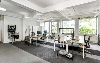 Ruime, lichte kantoorruimte op Jansbuitensingel 7 in Arnhem Centrum, met moderne bureaus en bureaustoelen. Ideaal voor bedrijven die kantoorruimte willen huren in een professioneel kantoorpand.