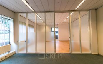 Moderne kantoorkamer met glazen wanden in het kantoorpand op Meander 251, Arnhem IJsseloord, ideaal voor wie stijlvolle kantoorruimte wil huren.
