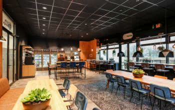 Moderne kantoorruimte in Arnhem IJsseloord op Delta 1, met open vloerplan en diverse zitmogelijkheden. Planten en verlichting zorgen voor een toegankelijke sfeer. Huur deze veelzijdige ruimte voor jouw zakelijke behoeften.