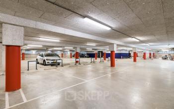 De parkeerplaats van het kantoorpand op Delta 1, Arnhem IJsseloord biedt ruime parkeermogelijkheden voor werknemers en bezoekers, ideaal voor wie een kantoorruimte wil huren in een goed bereikbare locatie.