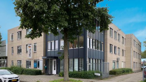 Kantoorpand aan de Bruningweg 23 in Arnhem IJsseloord met moderne uitstraling en groene omgeving, ideaal voor kantoorruimte huren.