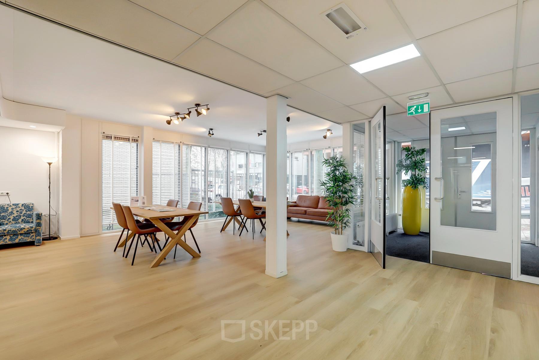 Kantoorruimte huren op Bruningweg 23 in Arnhem IJsseloord met moderne, lichte inrichting en flexibele werkplekken. Geschikt voor zakelijke bijeenkomsten en samenwerking. Comfortabele meubels met veel natuurlijk licht.