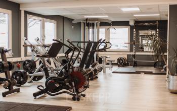 Een moderne fitnessruimte bij kantoorpand op Vlamoven 34 in Arnhem IJsseloord met diverse fitnessapparatuur ideaal voor werknemers tijdens kantooruren.