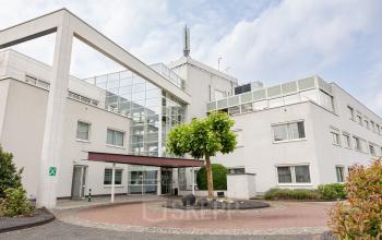 Modern kantoorpand op Vlamoven 34 in Arnhem IJsseloord met witte gevel en grote ramen. Ideale plek voor kantoorruimte huren.