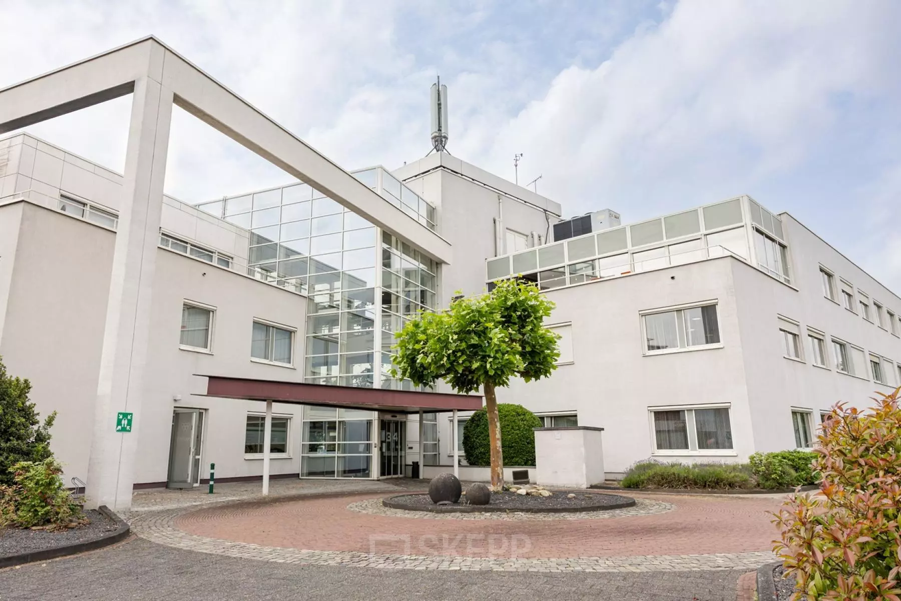 Modern kantoorpand op Vlamoven 34 in Arnhem IJsseloord met witte gevel en grote ramen. Ideale plek voor kantoorruimte huren.