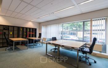 Flexdesks in light and spacious office space