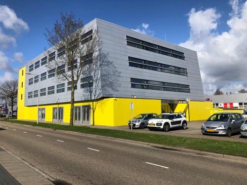 Kantoorpand aan de Simon Stevinweg 27 in Arnhem Oost. Modern gebouw met gele en grijze gevel.