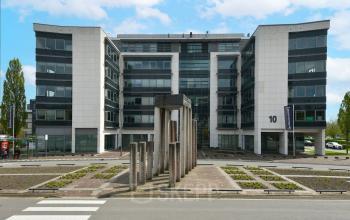 Modern kantoorpand huren aan de Mr D.U. Stikkerstraat 10 in Arnhem Zuid, Arnhem. Kantoorruimte met glazen panelen en opvallende architectuur.