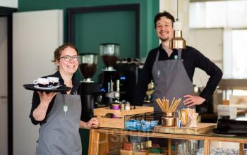 Kantoorpand gelegen aan de Mr D.U. Stikkerstraat 10 in Arnhem Zuid met twee medewerkers die koffie serveren.