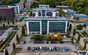 Zakelijke omgeving van Mr D.U. Stikkerstraat 10, Arnhem Zuid, met parkeerplaats vol auto's voor een modern kantoorpand, geschikt voor kantoorruimte huren.