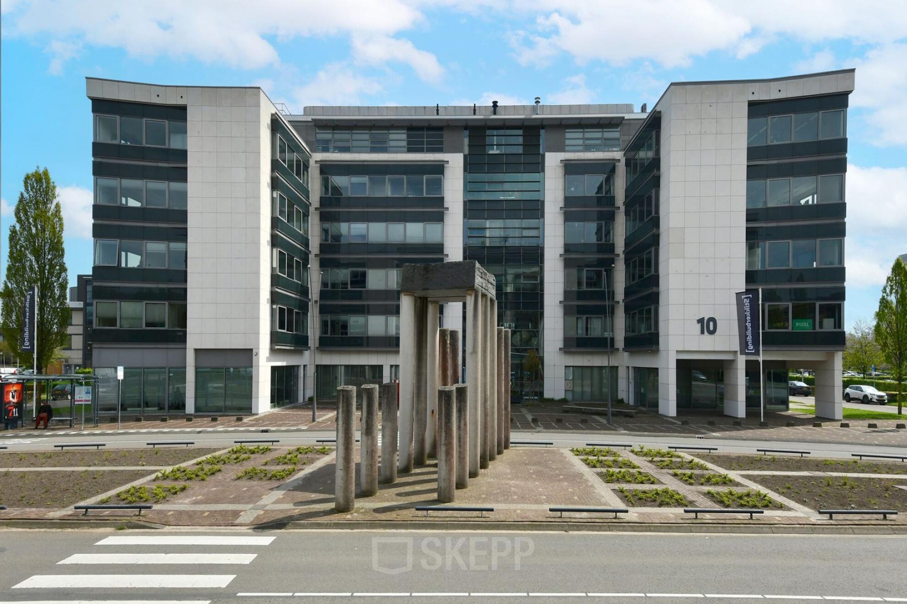 Modern kantoorpand huren aan de Mr D.U. Stikkerstraat 10 in Arnhem Zuid, Arnhem. Kantoorruimte met glazen panelen en opvallende architectuur.