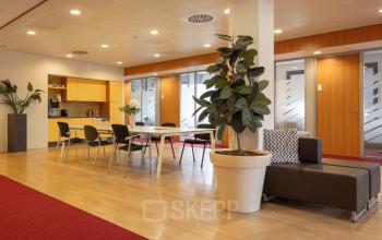 Moderne kantoorruimte huren in een kantoorpand op Kronenburgsingel 525, Arnhem Zuid. Gemeubileerde ruimte met tafels en stoelen, geschikt voor diverse zakelijke activiteiten. Ideaal voor flexibele werkopstellingen.