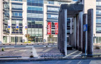 Foto van de buitenkant van een modern kantoorpand op Meester D.U. Stikkerstraat 11 in Arnhem Zuid, ideaal voor kantoorruimte huren.