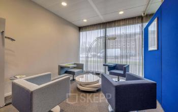 Kantoorpand op Meester D.U. Stikkerstraat 11 in Arnhem Zuid met moderne meubels en veel natuurlijk licht.