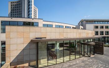 Exterieur van het kantoorpand aan Rijksweg-West 2 in Arnhem Zuid, met glazen ingang en moderne architectuur. Geschikt voor kantoorruimte huren.