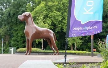 Modern kantoorpand op Stationsplein 10 in Assen met een opvallend kunstwerk voor de entree.