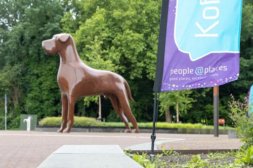 Modern kantoorpand op Stationsplein 10 in Assen met een opvallend kunstwerk voor de entree.