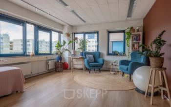 Comfortabele kantoorruimte te huur aan de Overcingellaan 17 in Assen, met ruime zithoek en veel natuurlijk lichtinval.