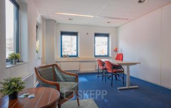 Kantoorruimte te huur op Overcingellaan 17, Assen, met een lichte en functionele inrichting, inclusief bureau, stoelen en een kleine zithoek. Ideaal voor professioneel gebruik met veel natuurlijk licht.