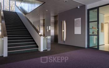 Ruim kantoorpand aan de Amalialaan 126 in Baarn, met een moderne entree en brede trappen. Ideaal voor bedrijven die kantoorruimte willen huren in een professionele omgeving.