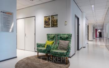 Moderne kantoorruimte op Amalialaan 126, Baarn met kleurrijke stoelen in een gang. Ideaal voor huur van kantoren in een inspirerend kantoorpand.